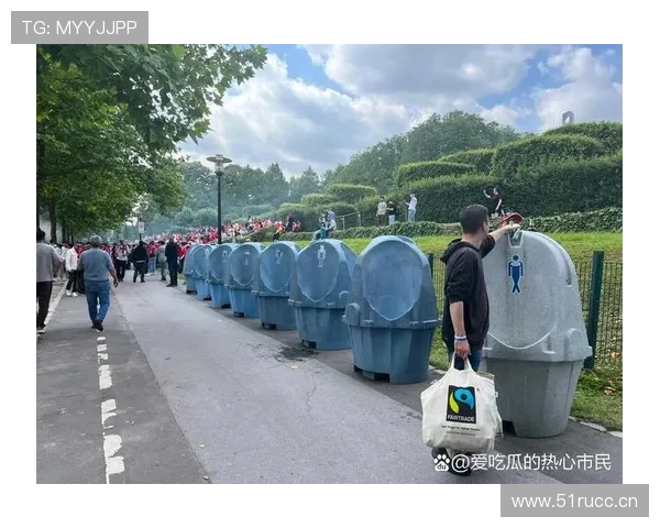 陶菲克居然在豪宅里养了十几只猫，感觉和球场上那个他差好多层次